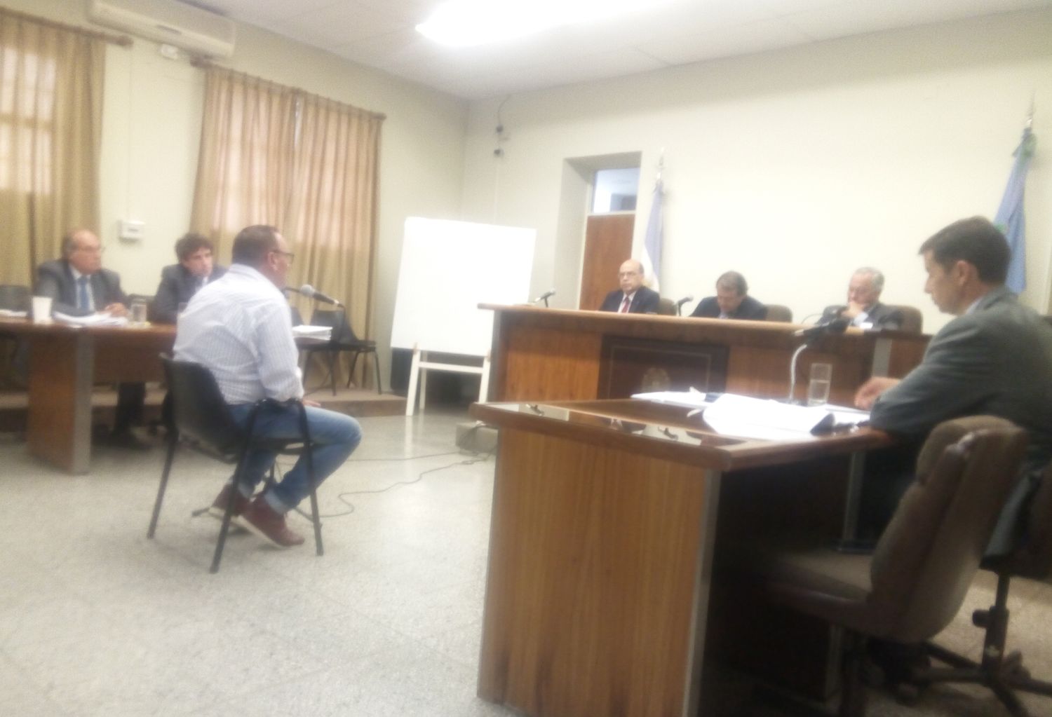 Juzgan a un policía acusado de violar a su mujer y también abusar de su hijastra