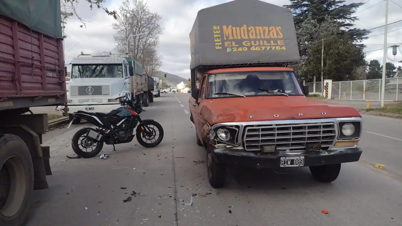Hospitalizaron al conductor de una moto tras chocar contra una camioneta