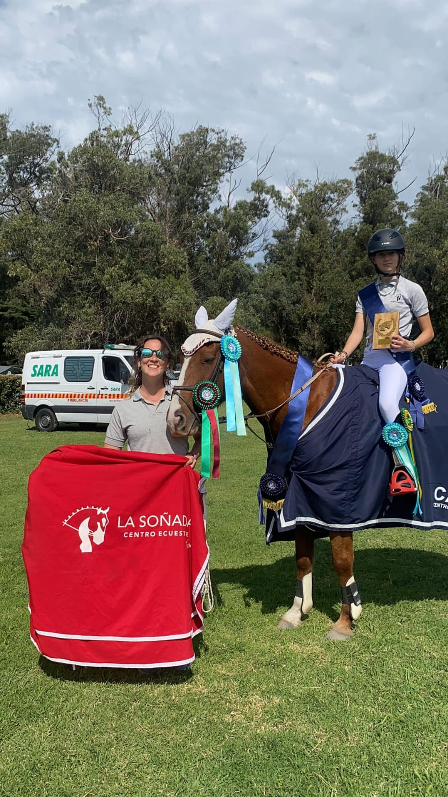 María Beatriz Tabarez y LS Titanio, bicampeones en 60 y 70 cm., junto a su instructora Joana Lambert Cordero.