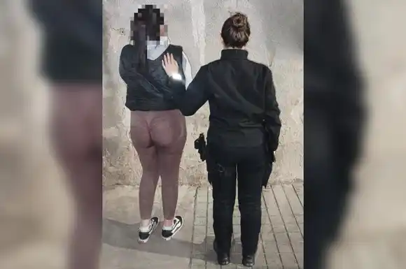 Andaba paseando con una amiga en moto sin luz ni patente, mientras la buscaba la Justicia