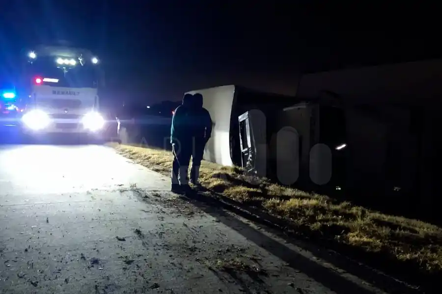 Un caminero terminó con politraumatismos tras volcar su vehículo en la RN19