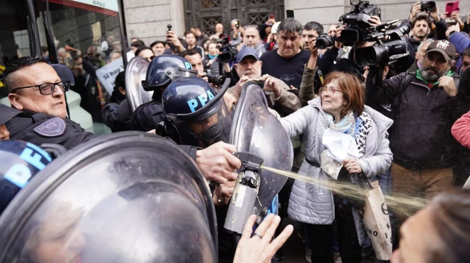 La Policía Federal puso en marcha el protocolo antipiquetes para contener la movilización.