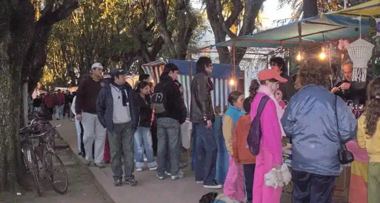 Semana Santa: En la Plaza Constitución, feria de artesanos