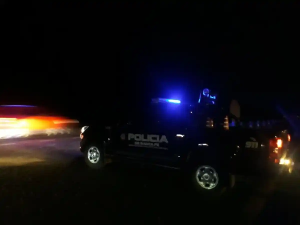 Pareja roba vehículo a un remisero 