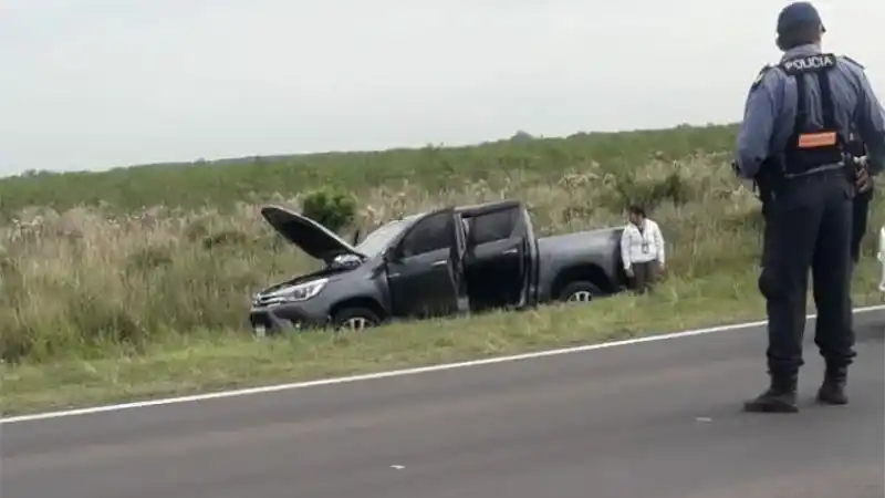 Simularon ser policías y asaltaron una camioneta: esposaron a los pasajeros y les robaron más de un millón de pesos