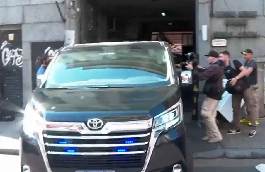 El padre del cantante se movilizó con una fuerte guardia.