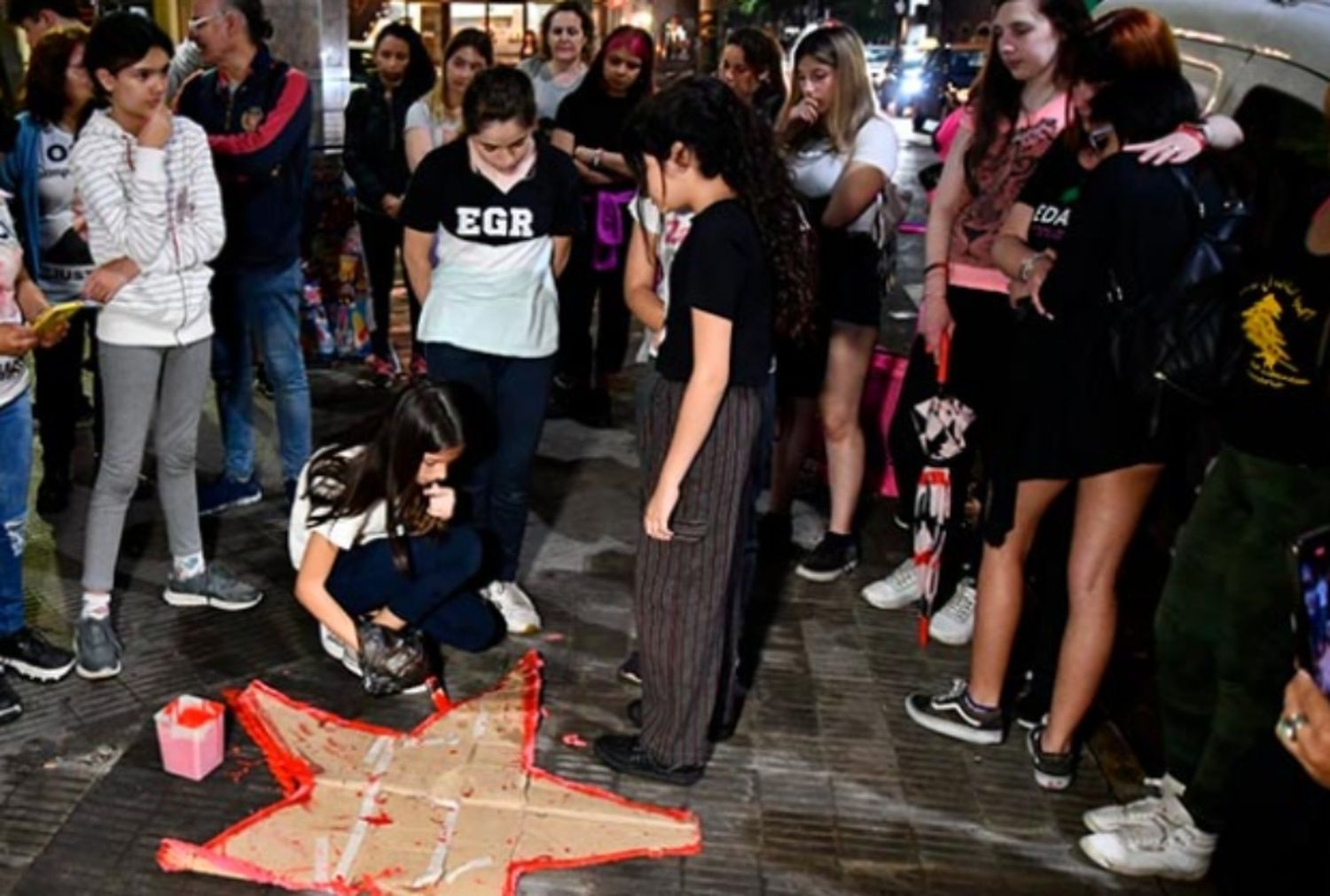 Pintaron una estrella roja por Virginia Ferreyra y su mamá