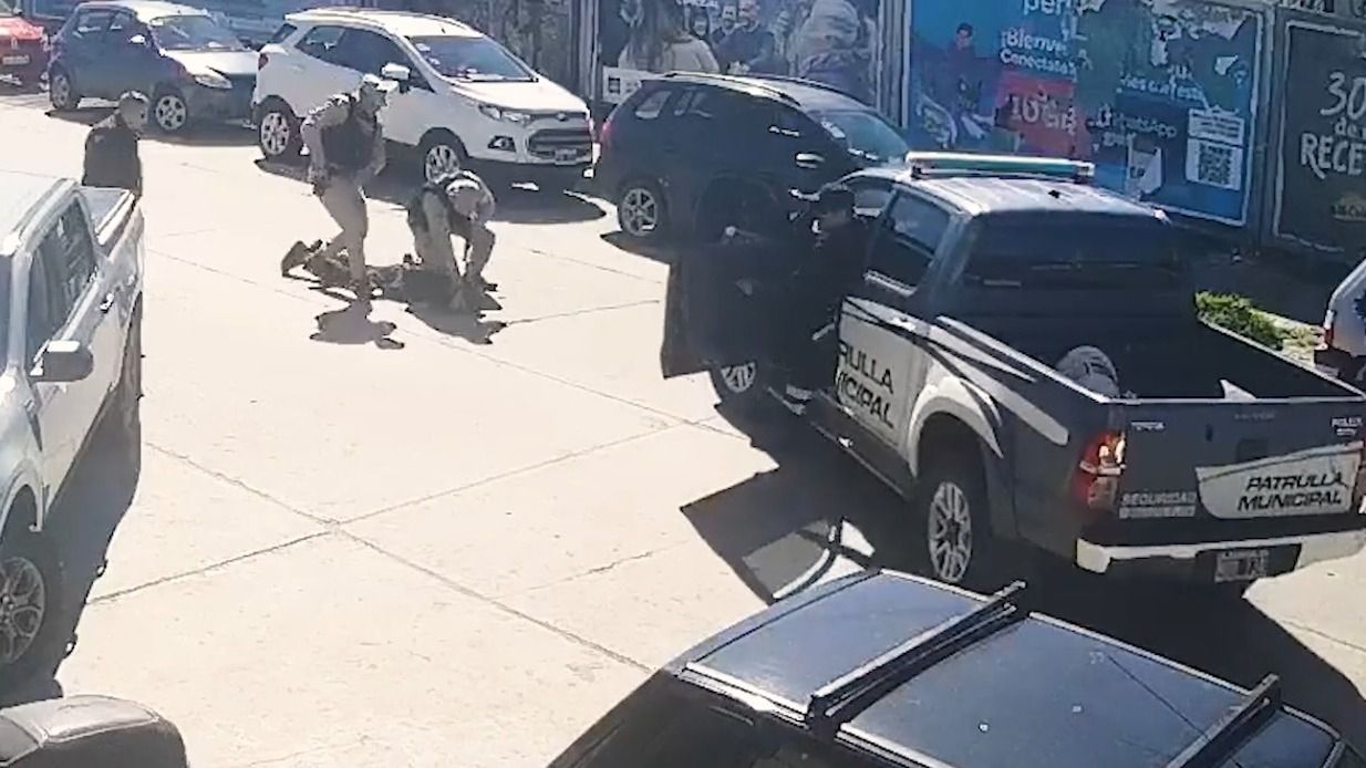 Los ladrones tienen 17 y 19 años, cargaban un revólver calibre 22 y manejaban una moto con los números suprimidos, que luego fue secuestrada.