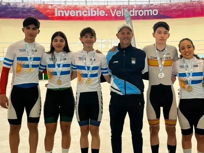 El equipo de ACCOS sigue sumando medallas de la mano de los ciclistas rafaelinos en el Argentino de Menores y Juniors que se disputa en el "Invencible Velódromo". Foto: Club Ciclista