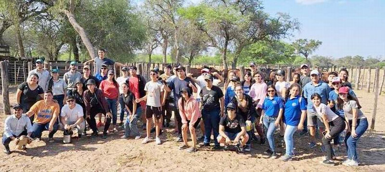 Estudiantes recorrieron el laboratorio de 
biotecnología y otras instalaciones del CEDEVA