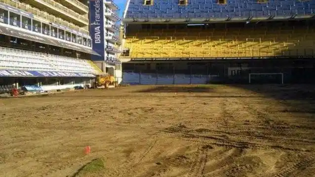 Así luce el campo de juego de La Bombonera 