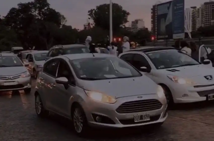 Médicos en contra de la precarización y manifestantes »en contra de la cuarentena» se movilizaron en todo el país