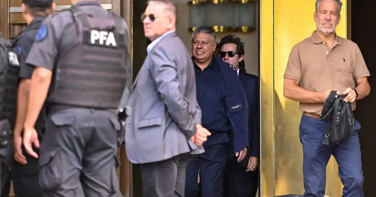 Según la resolución judicial, se considera que existió una omisión deliberada de ingresar en término los tributos retenidos para generar una mayor disponibilidad de fondos para la entidad.