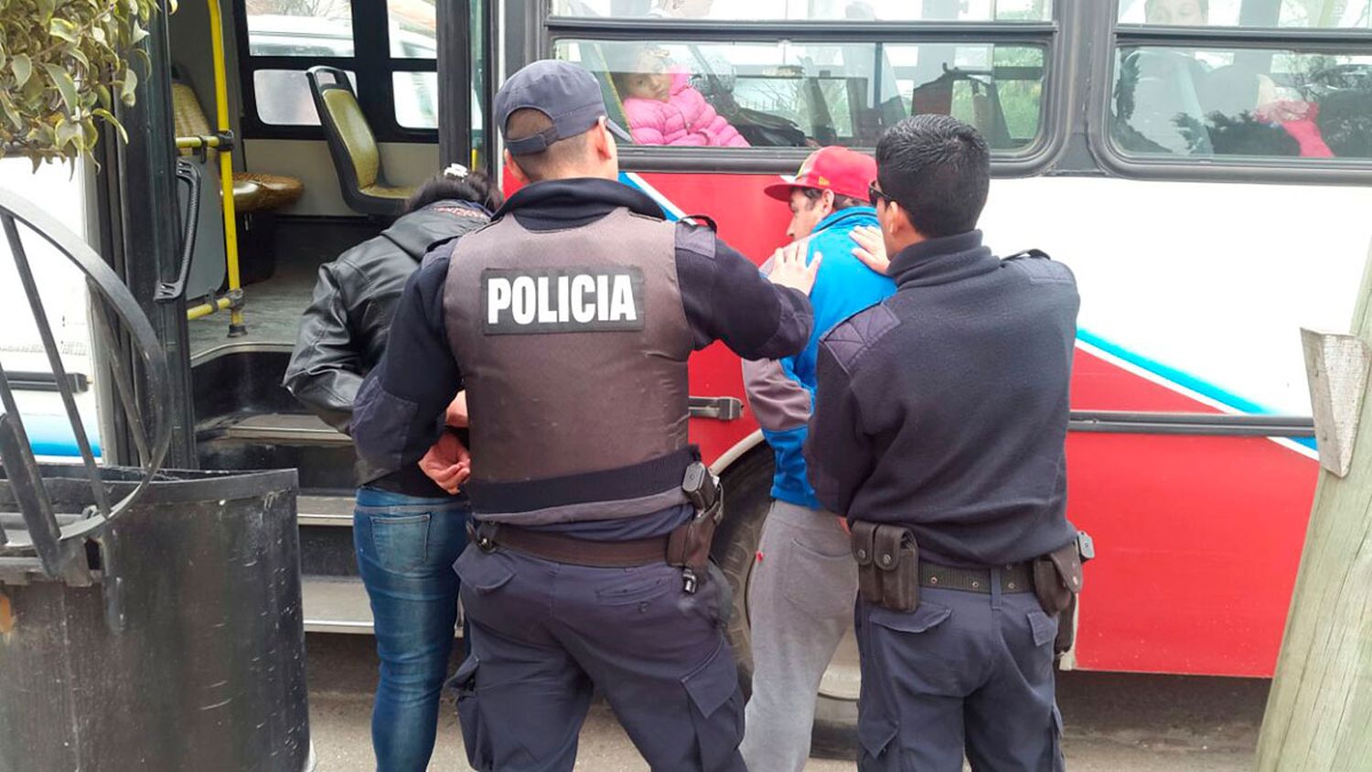Detuvieron a dos personas armadas en un colectivo