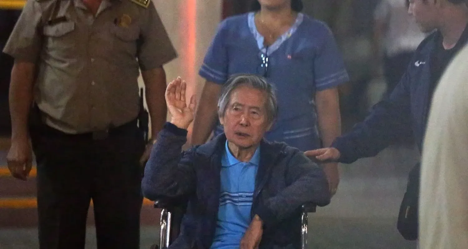 El ex presidente de Perú, Alberto Fujimori, en imagen fechada el 4 de enero de 2018, al salir de la Clínica Centenario de la ciudad de Lima. Su salud ya estaba visiblemente deteriorada. Stringer/EFE