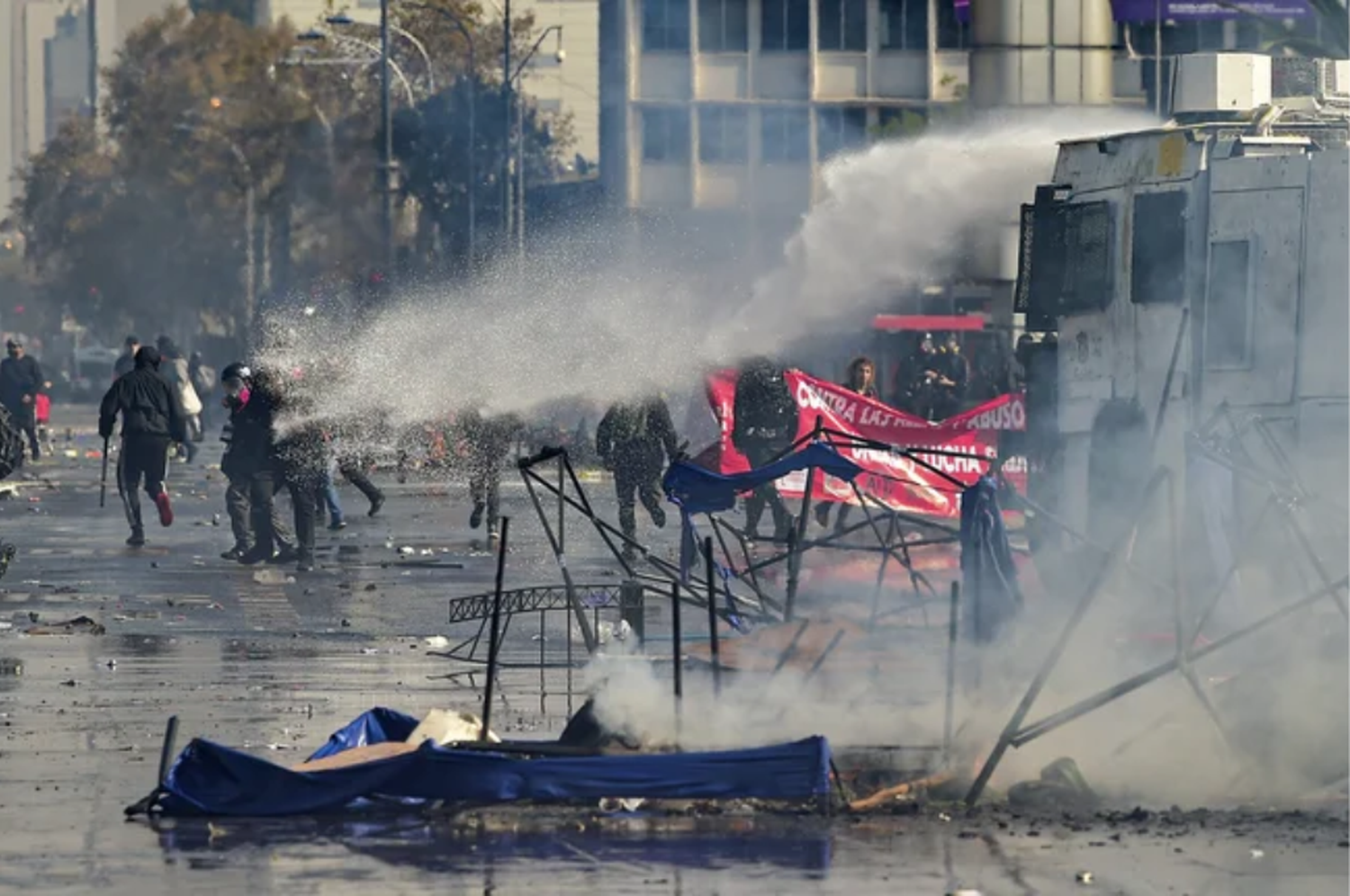 Una marcha por el Día del Trabajo terminó con tres baleados en Chile