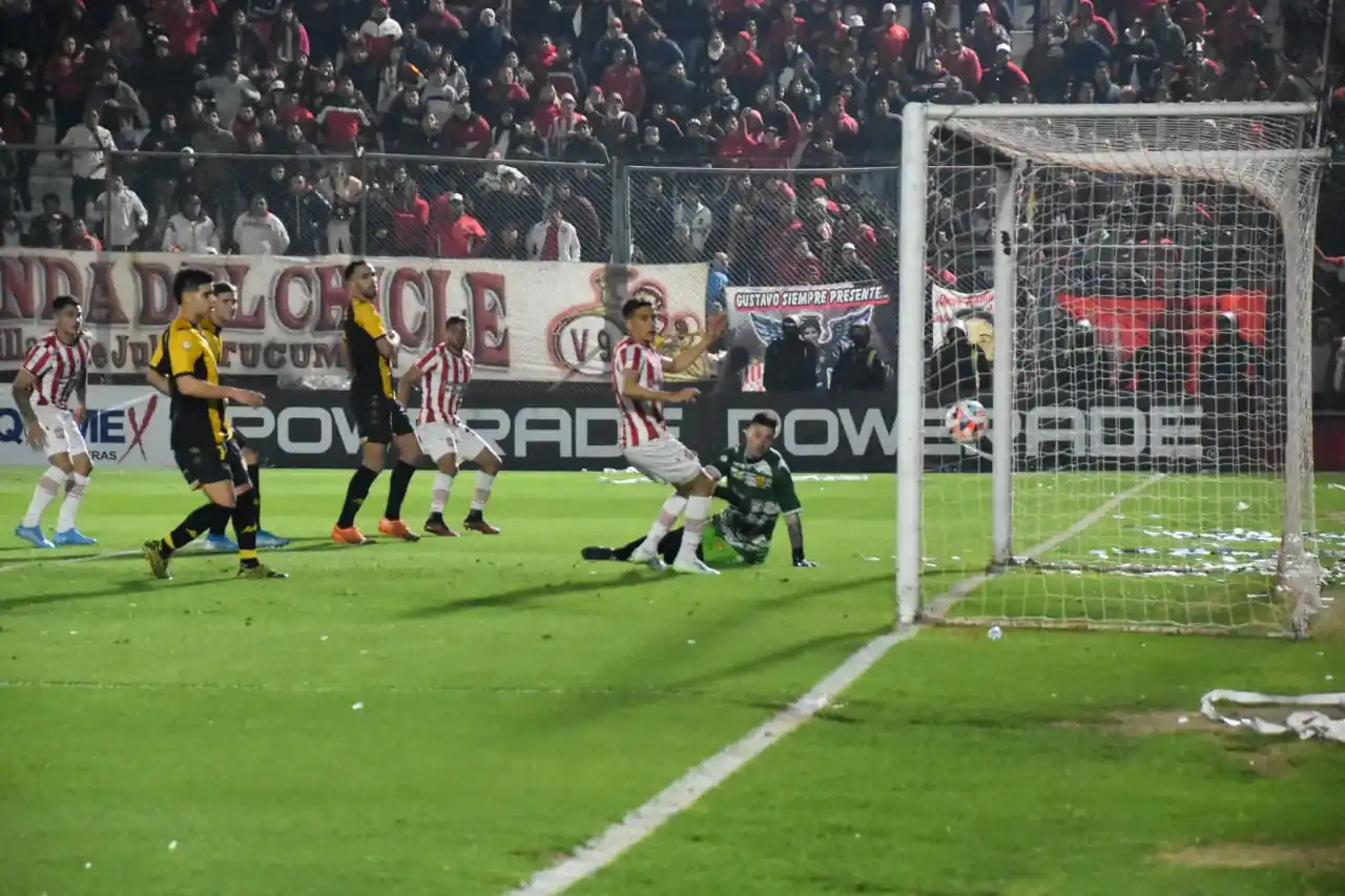 Santamarina fue goleado en Tucumán