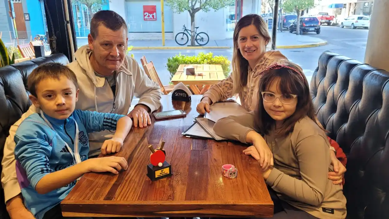 Diego, Tomás, Patricia y Emilia almorzando en Sorti luego de que los mellizos participaron de un Torneo de Ping Pong en el Polideportivo. Tomás un claro ganador con su trofeo