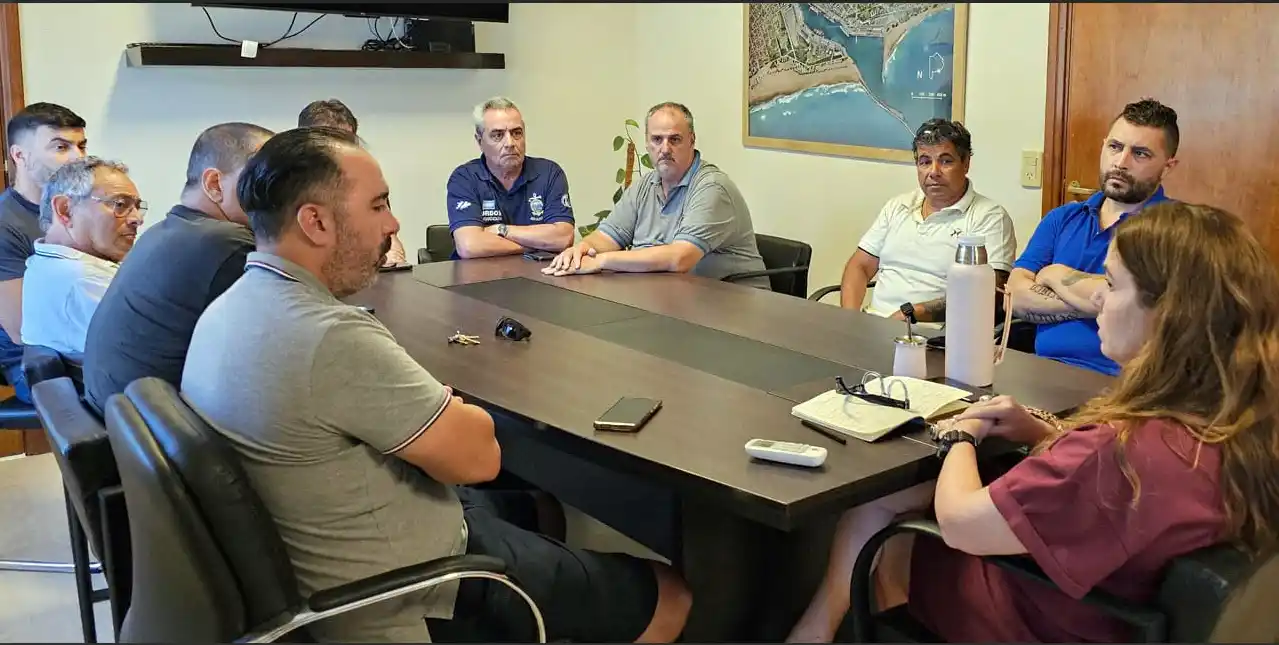 En pie de lucha. Los gremios y sindicatos portuarios le manifestaron a la presidenta del puerto, su disconformidad con el decreto de Javier Milei.
