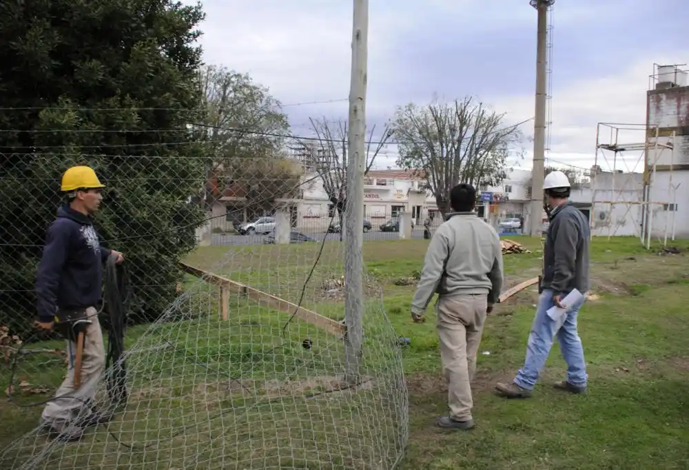 Comenzaron los trabajos donde  se montarán las nuevas tribunas