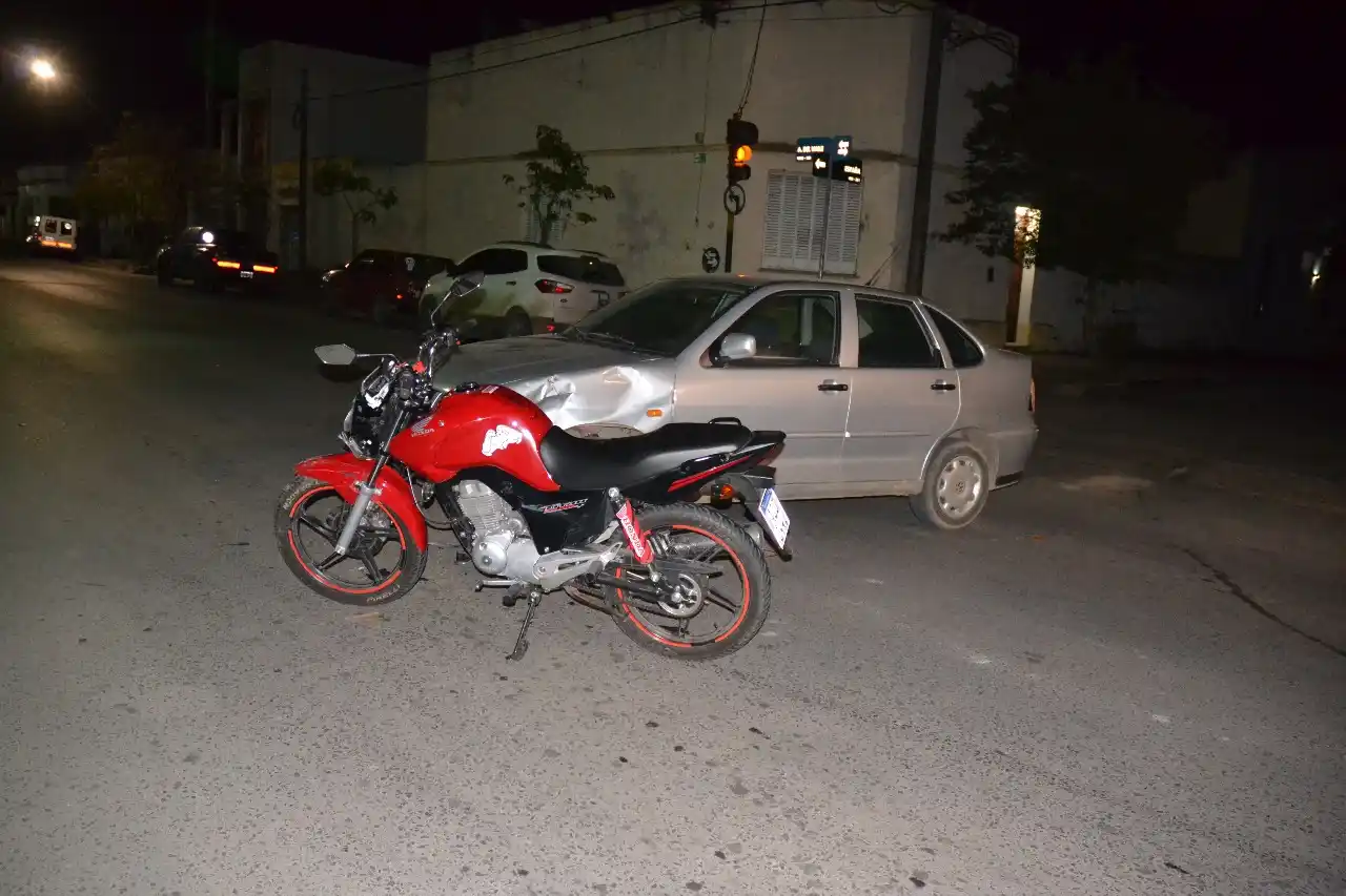 Dos motociclistas chocaron contra un auto: uno se fugó