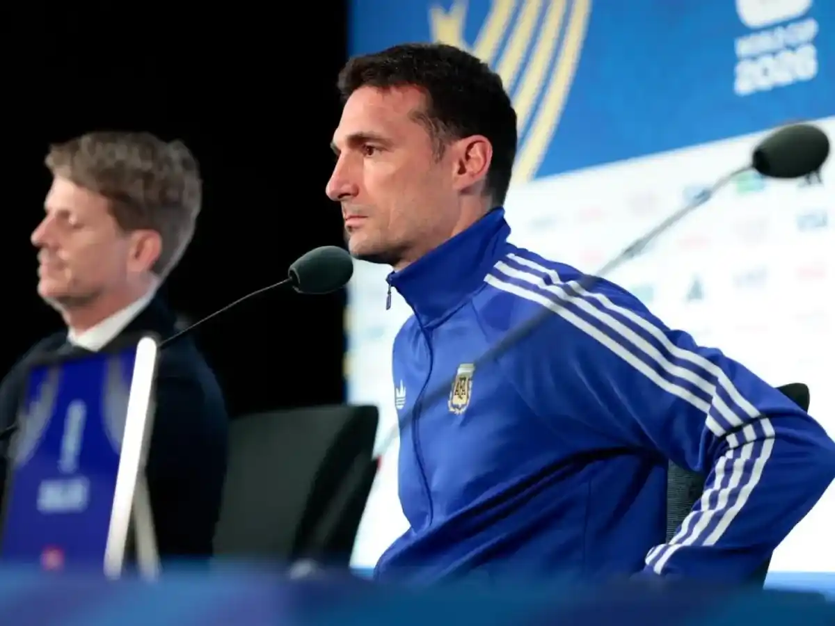 Scaloni cuestionó la pausa de hidratación y confirmó que Messi está en condiciones ante Austria