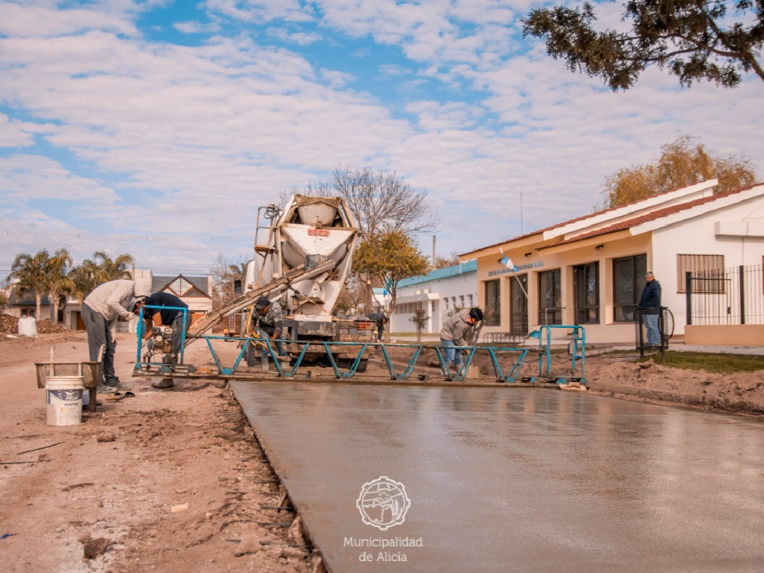 Alicia: Avanza pavimentación en calles lindantes a la plaza      