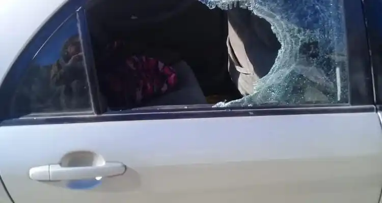 Rompieron la ventanilla de un auto y robaron la cartera de una empleada municipal en el Estadio
