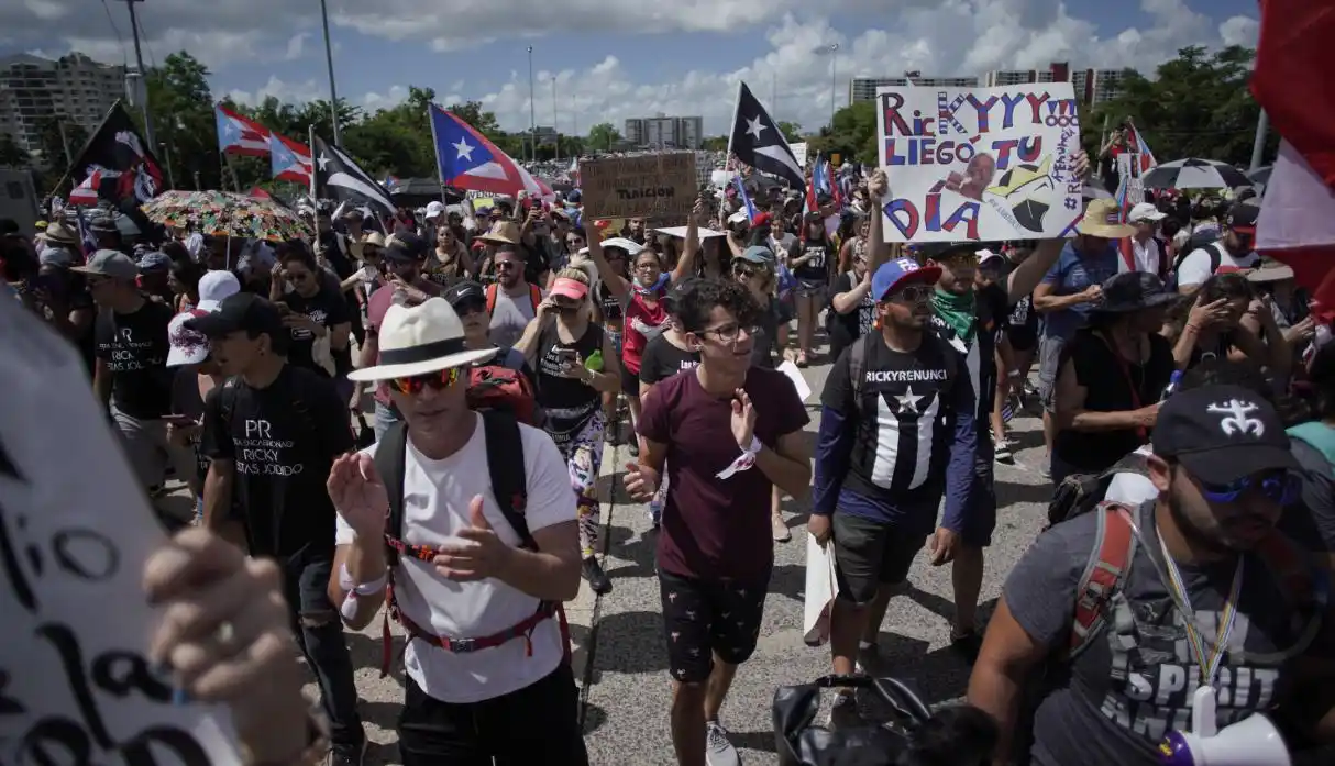 Puerto Rico: multitud exige la renuncia del Gobernador Roselló