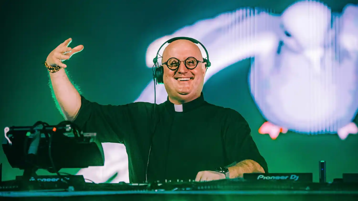 De la misa a la pista: el “cura DJ” homenajeará al Papa Francisco en Plaza de Mayo