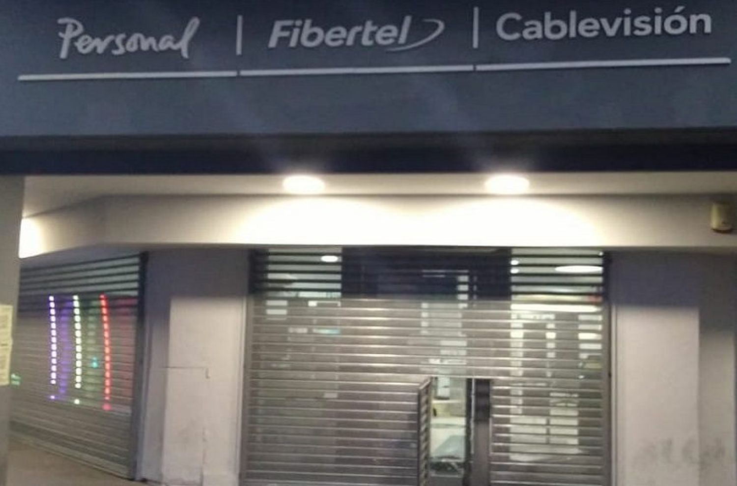 Detuvieron a dos jóvenes por robar un local de telefonía en pleno centro