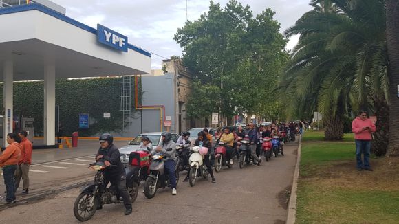 Llegó nafta a la YPF del centro: larga cola para cargar combustible
