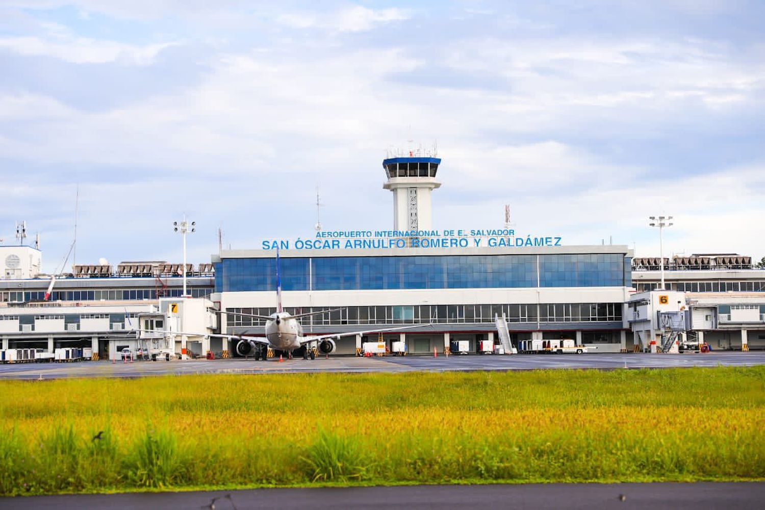 El Salvador recibió un crédito por 320 millones de dólares para fomentar el crecimiento del sector aeronáutico