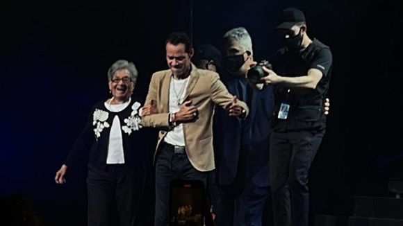 Marc Anthony vuelve a lucirse en vivo y le cumple sueño a abuelita de 95 años (Video)