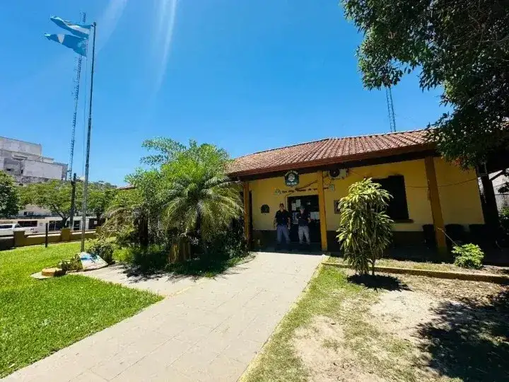 Un adolescente de 14 años atacó brutalmente a un hombre con un trozo de madera