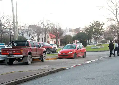 Vehículos vuelven a obstruir la visión en el cruce de 58 y 63