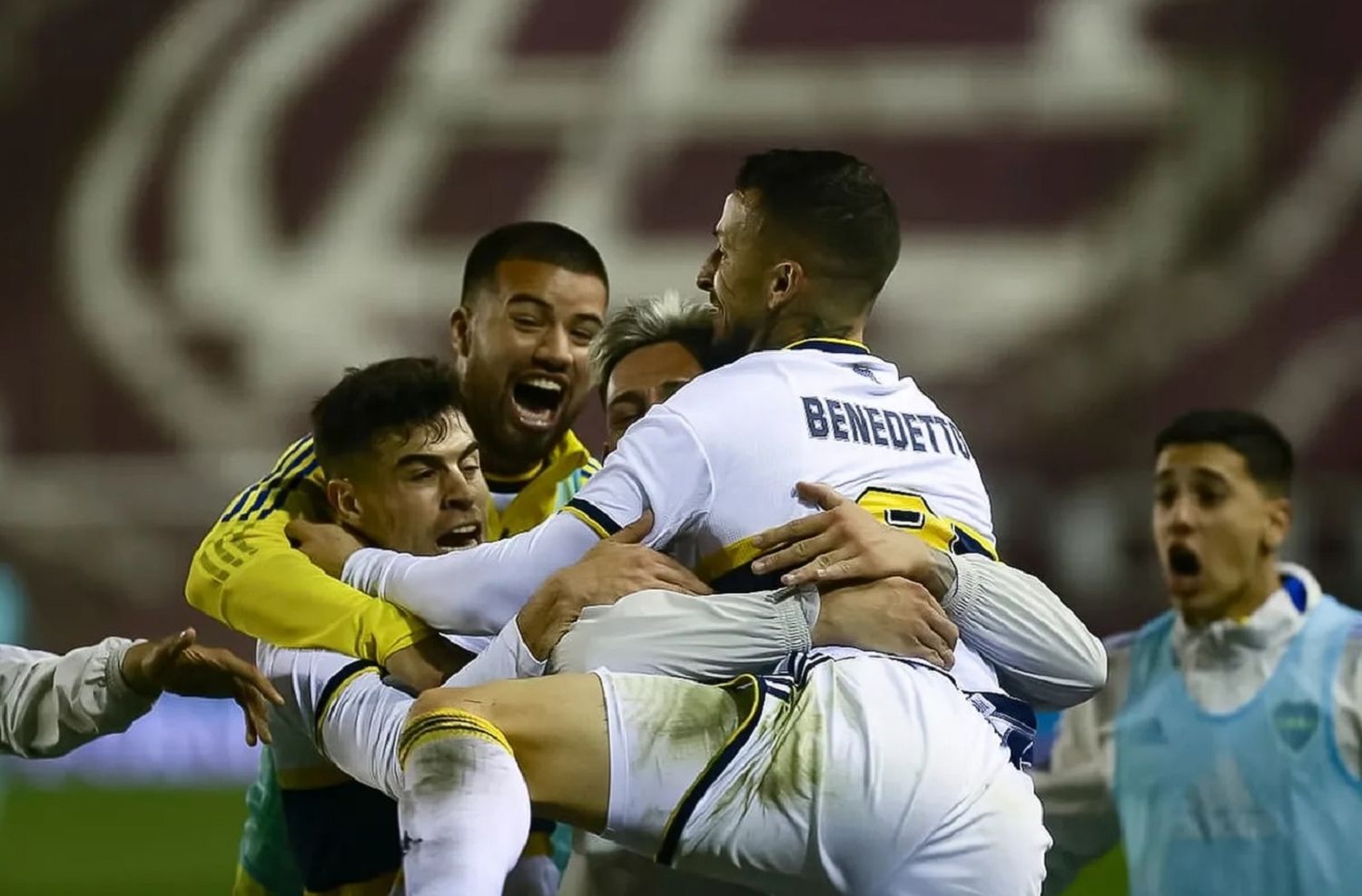 Boca acertó en el tiro del final, venció a Lanús y saltó a la punta