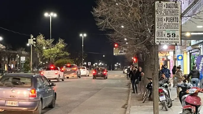 Pasajeros esperando el colectivo en una parada de Necochea.