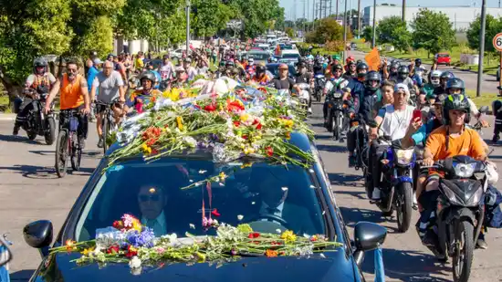 Adiós al intendente: Una caravana acompañó a Juan José Mussi hasta el cementerio municipal de Berazategui