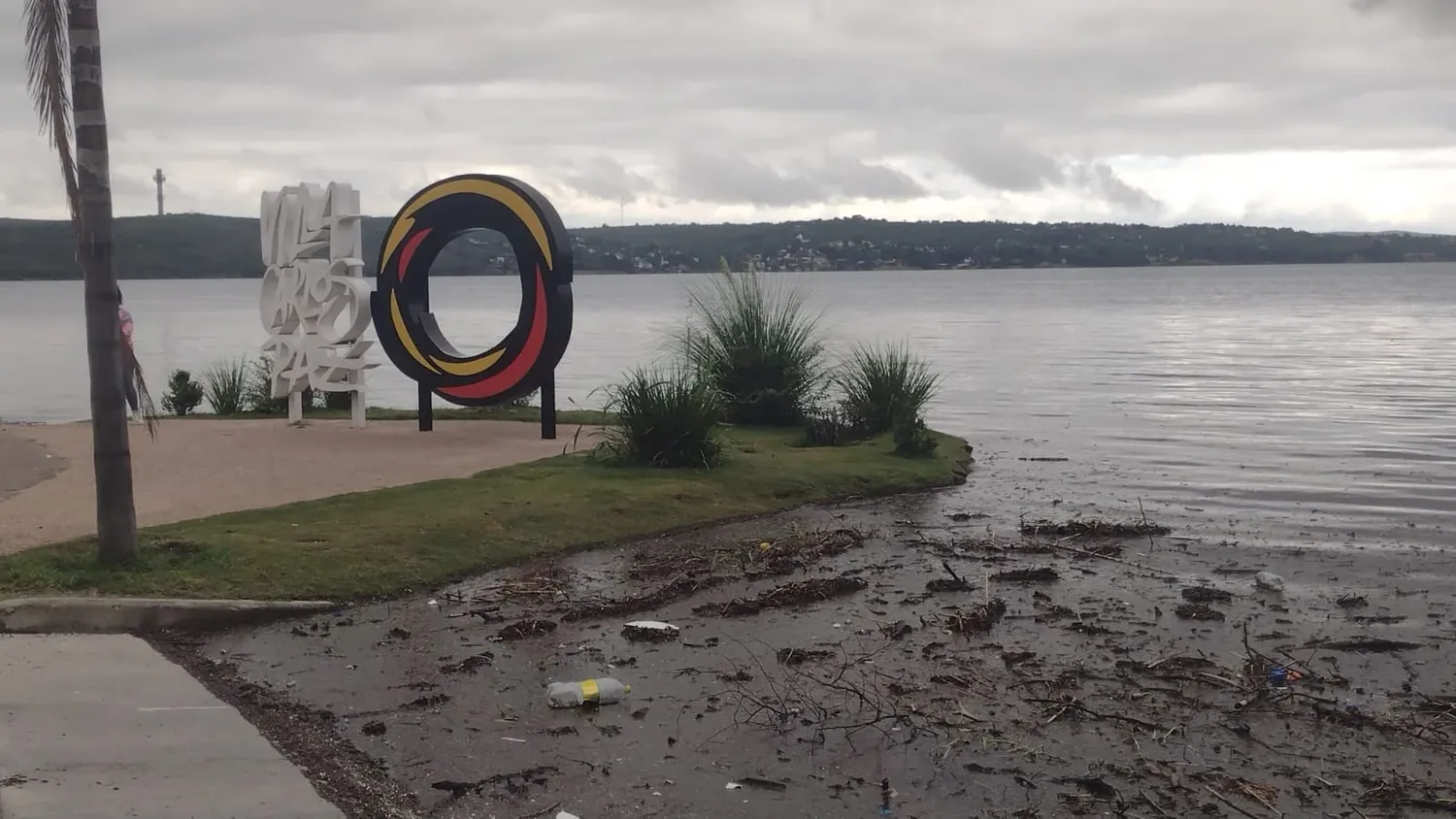 El lago San Roque se llenó y se inundó la costanera de Carlos Paz | Crédito: eldiariodecarlospaz