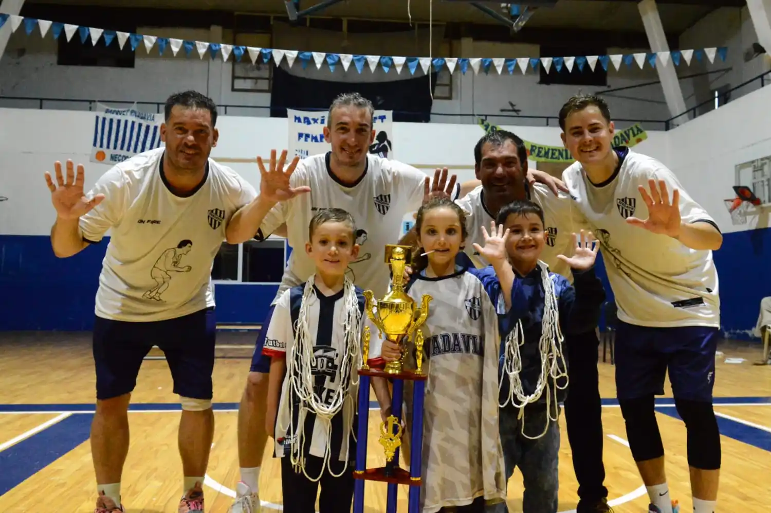 Nicolás mazzucchelli junto a Agustín Apreda, Brian Milobara, Mauro Mazzucchelli y los hinchas decanos.