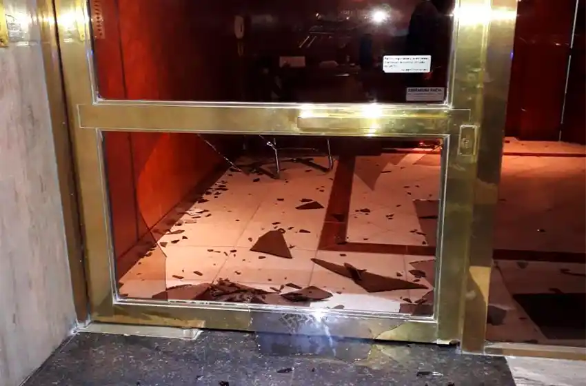 Rompió los vidrios del hall de un edificio con una botella: estaba borracho