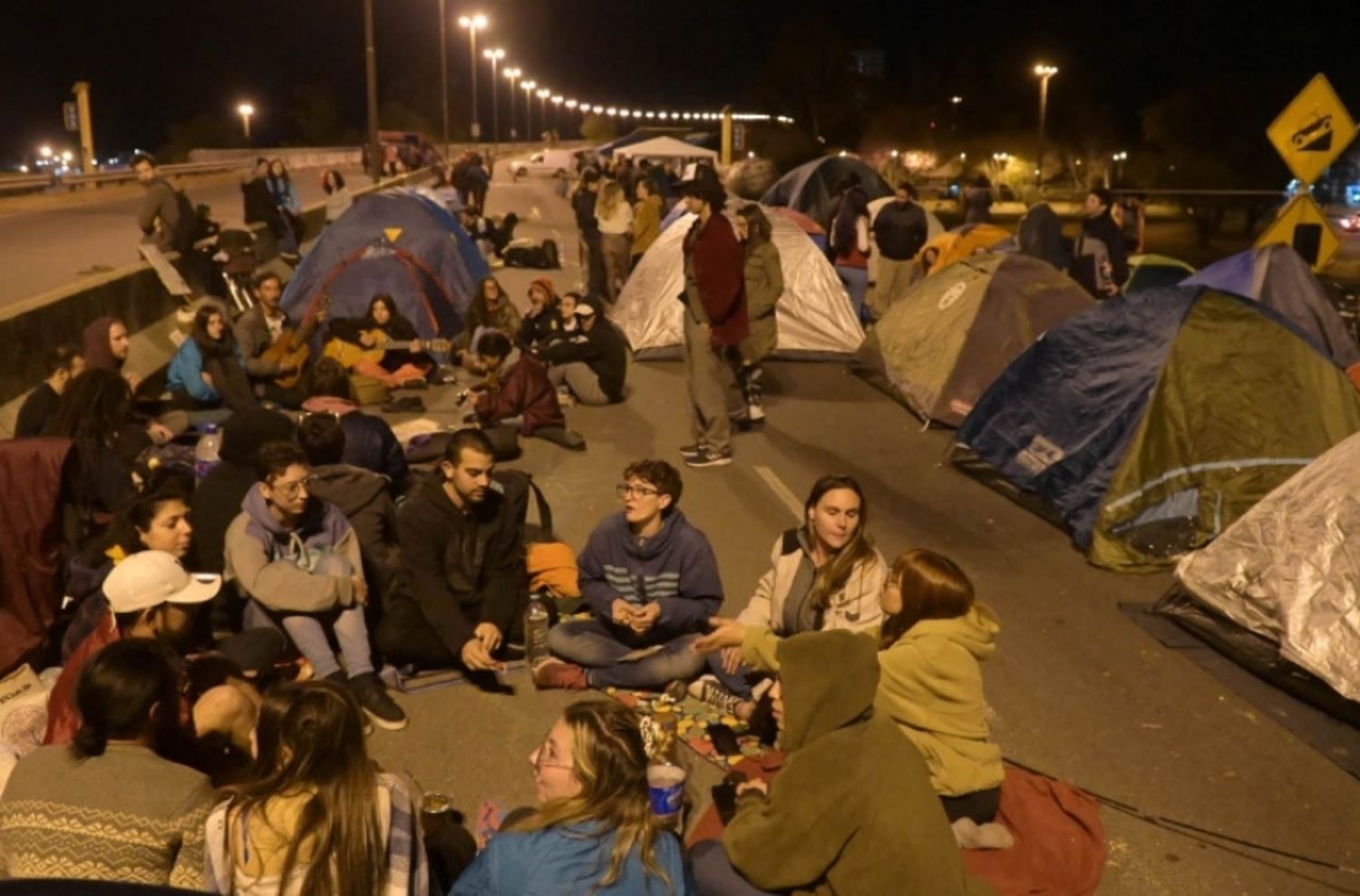 Ley de humedales: sigue el acampe de ambientalistas en el puente Rosario-Victoria