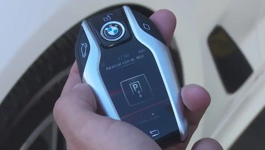 Así funciona el primer auto de la Argentina que estaciona a control remoto