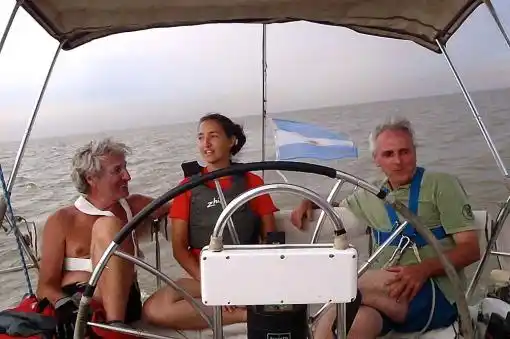 Brasil: Buscan a cuatro argentinos perdidos con su barco en alta mar 