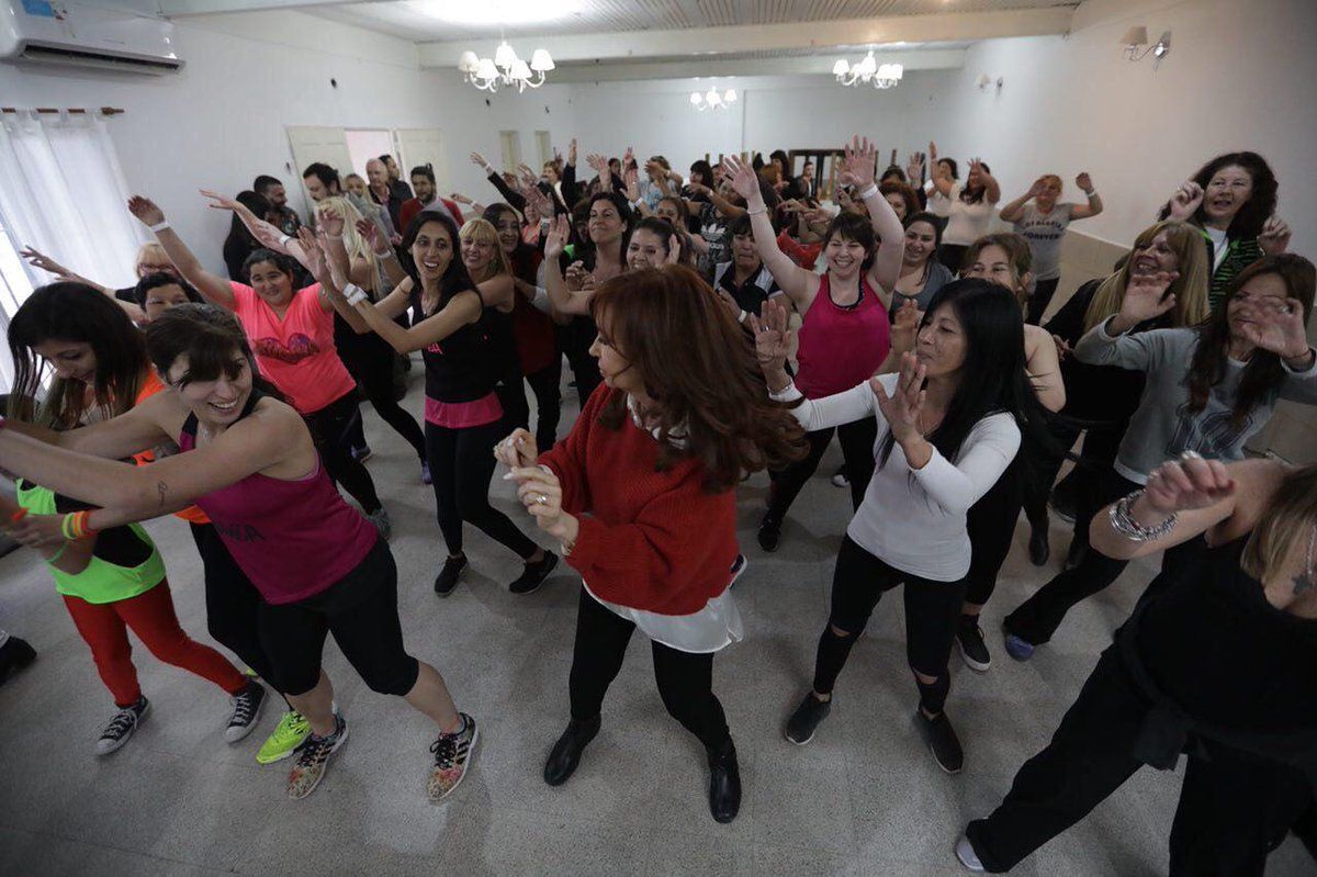 Elecciones 2017: En el marco de la campaña, Cristina se animó a bailar zumba en San Martín
