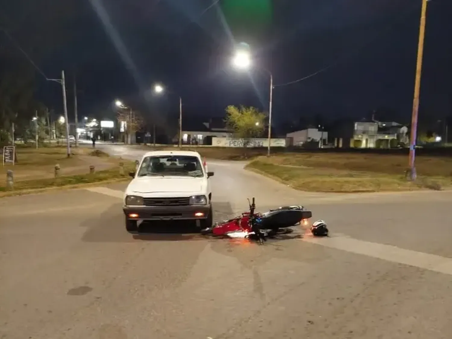 Un motociclista fue derivado al hospital luego de un choque en la rotonda