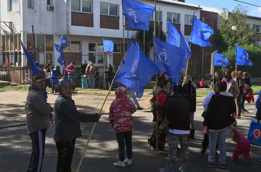 Cooperativistas reclamaron por trabajos con una protesta en el Emsur