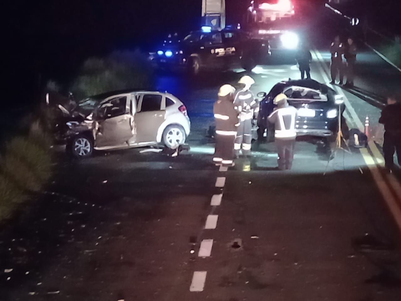 Imagen captada pocos minutos después del choque frontal que causó una tragedia en la ruta nacional 8.