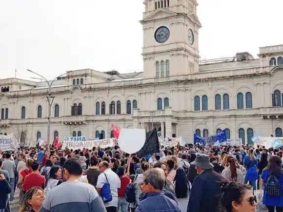 El CGE aplicará descuentos a los docentes que se adhieran al paro convocado por AGMER